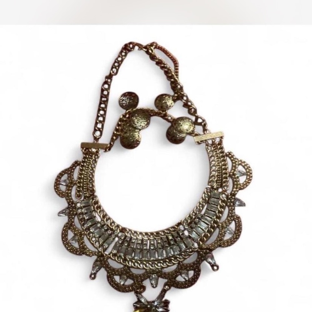 Elegant Gold Statement Necklace